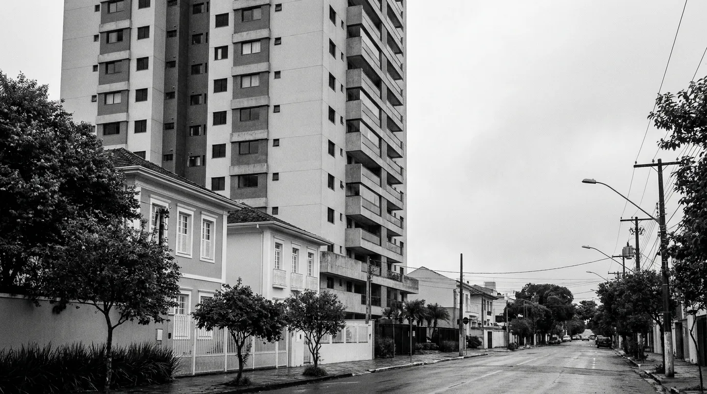 Nova zgrada velikog obima postavljena uz niske kuće u brazilskoj stambenoj ulici, kontrast merila koji studija uticaja na susedstvo mora da izmeri