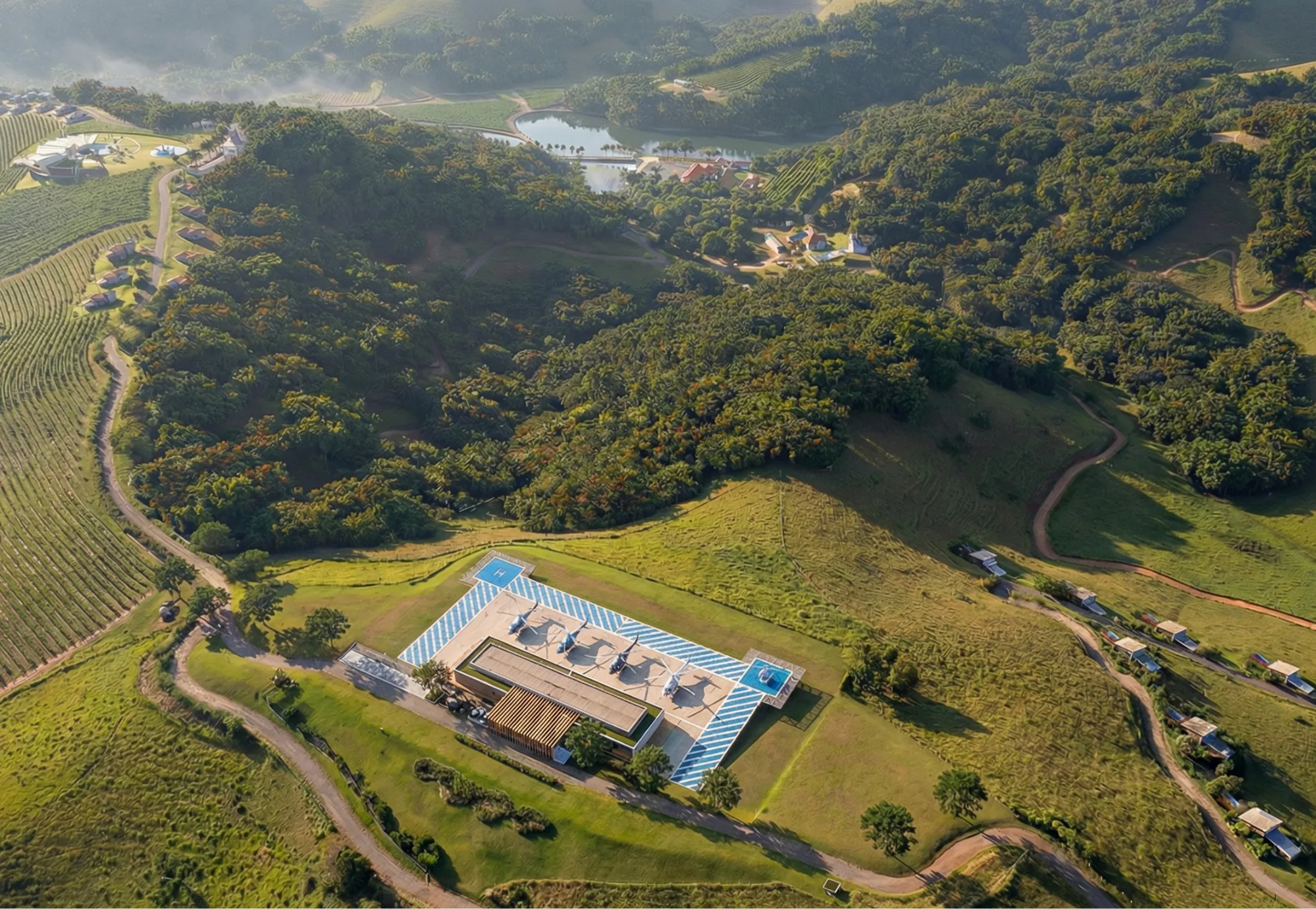 Edificaciones integradas a la ladera y al bosque, vista aérea del territorio, proyecto Arsenic Arquitetos