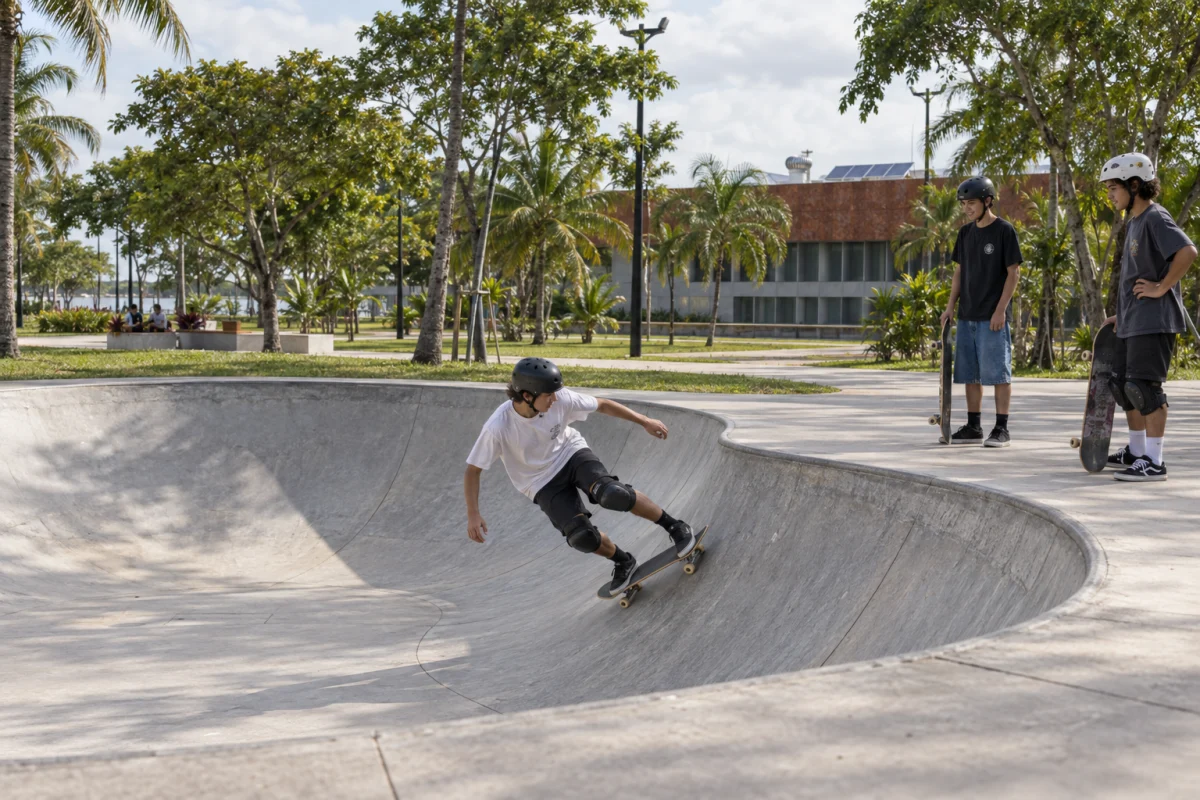 O skate participa das atividades de lazer previstas no masterplan. Masterplan Pontão da Âncora. Araruama, RJ.